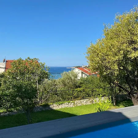 Great 4-bedroom W Heated Eco Pool *