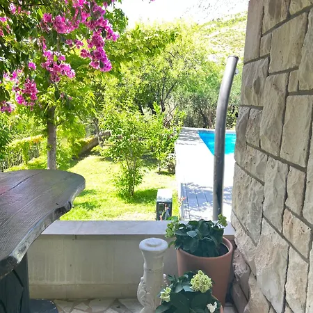 Great 4-bedroom With Heated Pool Duće