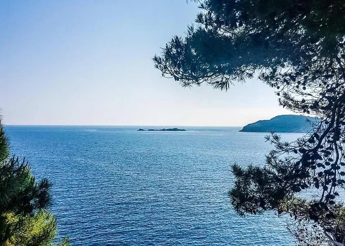 Great 4-bedroom W Heated Eco Pool Duce