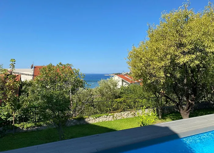 Great 4-bedroom W Heated Eco Pool *