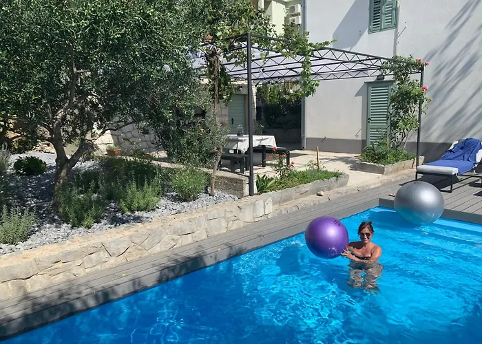 Great 4-bedroom W Heated Eco Pool Vila *